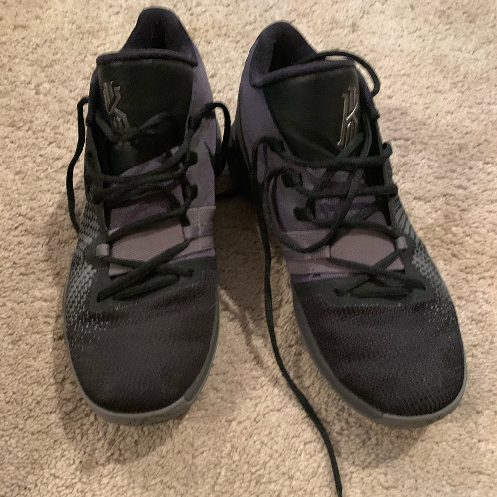 Kyrie Flytrap black and grey